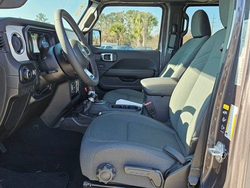 New 2025 Jeep Wrangler Unlimited Sahara w/ Technology Group AWD/4WD image 10