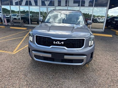 Used 2023 Kia Telluride EX w/ EX Captain's Chair Package FWD image 3