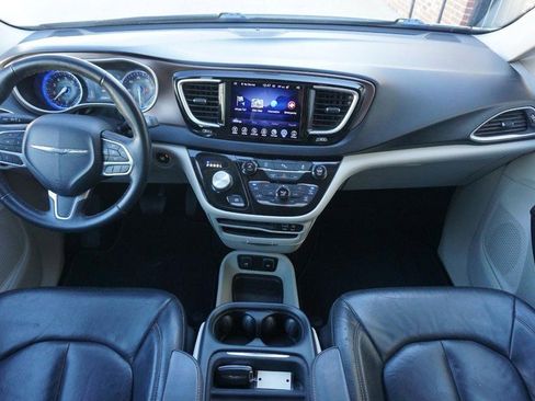 Used 2017 Chrysler Pacifica Touring-L w/ Tire & Wheel Group image 30