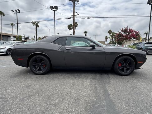 Used 2019 Dodge Challenger SXT RWD image 5