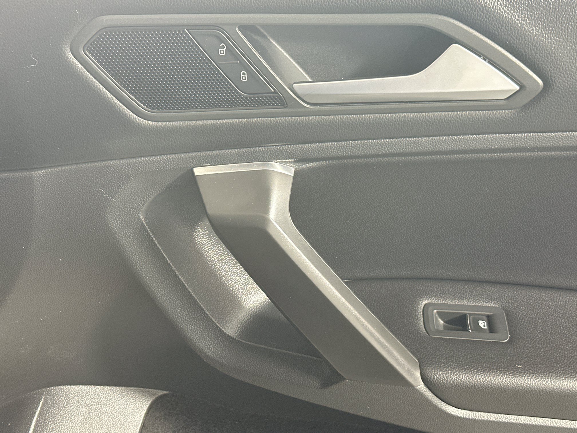 Used 2021 Volkswagen Tiguan SE w/ Panoramic Sunroof Package FWD image 29