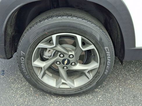 Used 2024 Chevrolet Trax LT w/ Sunroof Package FWD image 9