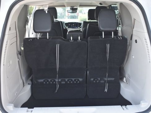 Used 2024 Chrysler Pacifica Limited FWD image 19