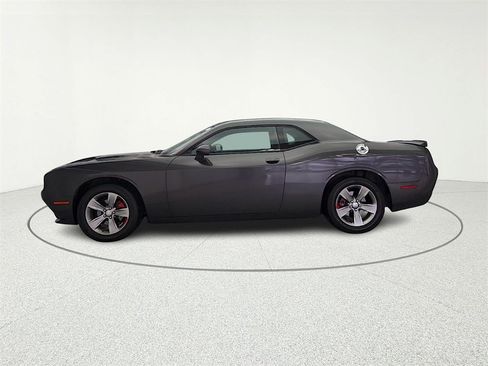 Used 2019 Dodge Challenger SXT image 4