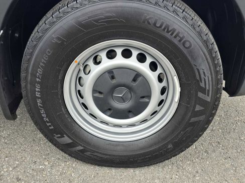 Used 2025 Mercedes-Benz Sprinter 2500 image 9