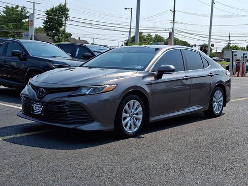 Used 2019 Toyota Camry LE w/ Convenience Package FWD image 3