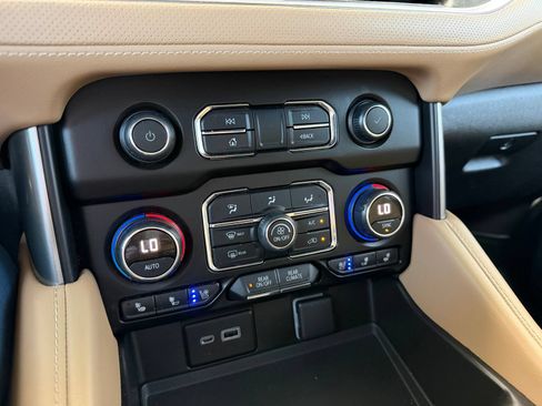 Used 2021 Chevrolet Tahoe Premier w/ Premium Package RWD image 12