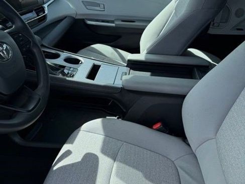Used 2026 Toyota Sienna LE FWD image 7