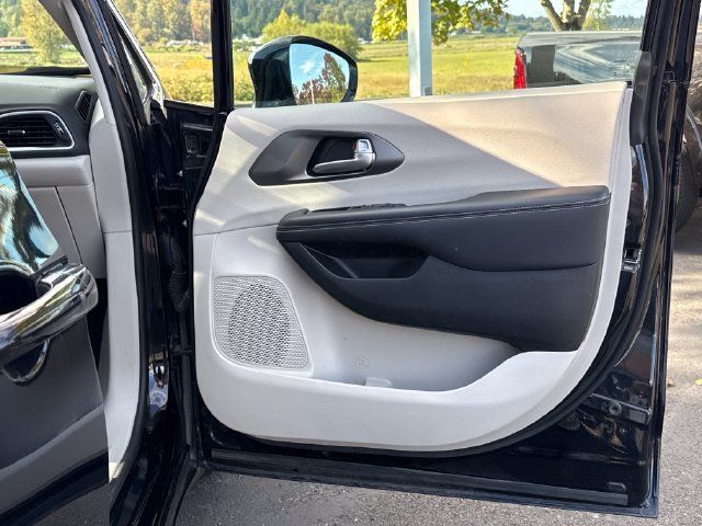 Used 2024 Chrysler Pacifica Touring-L FWD image 21