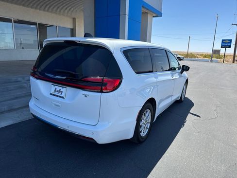 Used 2024 Chrysler Pacifica Touring-L FWD image 5
