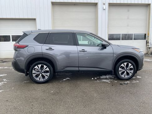 Used 2022 Nissan Rogue SV image 2
