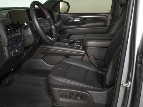 Used 2025 Chevrolet Suburban RST w/ Comfort Package RWD image 15