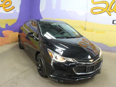Used 2017 Chevrolet Cruze LT w/ LT True North Edition FWD image 2