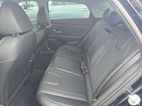 Used 2022 Hyundai Elantra Limited FWD image 4
