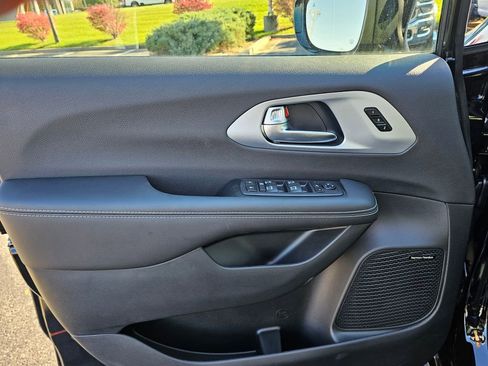 New 2026 Chrysler Pacifica Limited w/ Uconnect Theater Family Group image 12