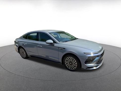 Used 2025 Hyundai Sonata SEL FWD image 2