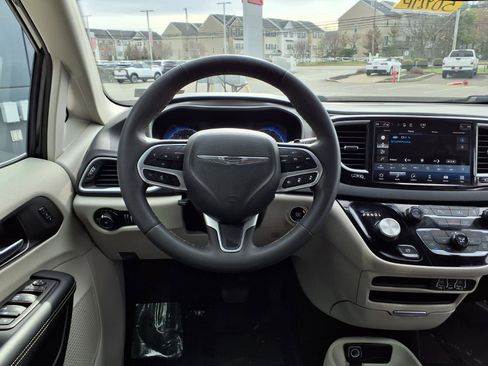 Used 2023 Chrysler Pacifica Touring-L image 15