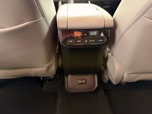 Used 2024 Toyota Highlander XLE AWD/4WD image 38