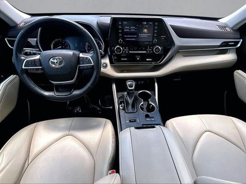 Used 2022 Toyota Highlander XLE FWD image 16