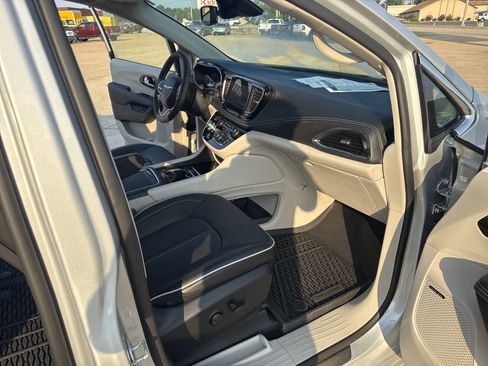 Used 2024 Chrysler Pacifica Limited w/ Uconnect Theater Family Group image 29