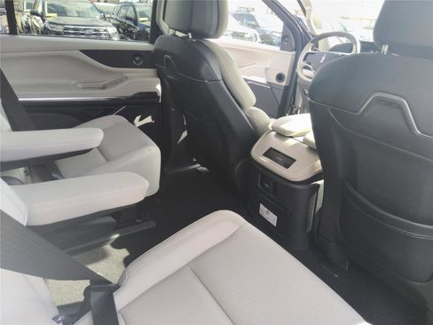 New 2026 Lincoln Navigator L Premier AWD/4WD image 22