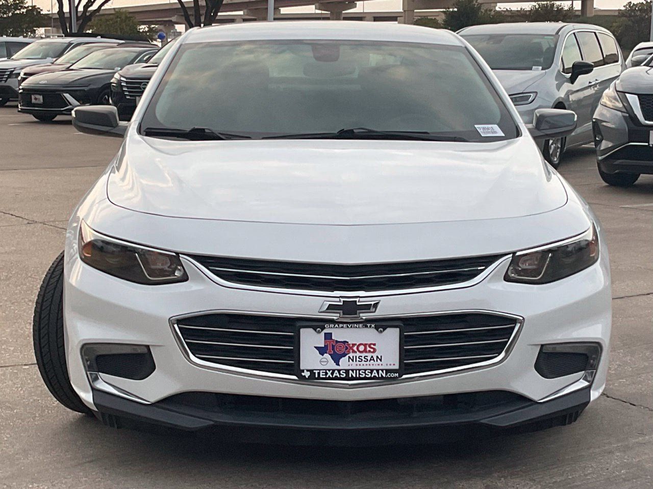 Used 2018 Chevrolet Malibu LT FWD image 2