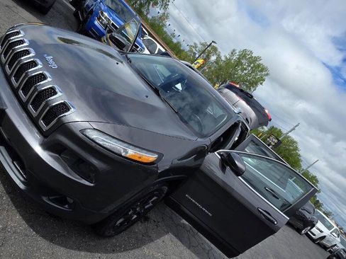 Used 2018 Jeep Cherokee Latitude Plus w/ Cold Weather Group image 17