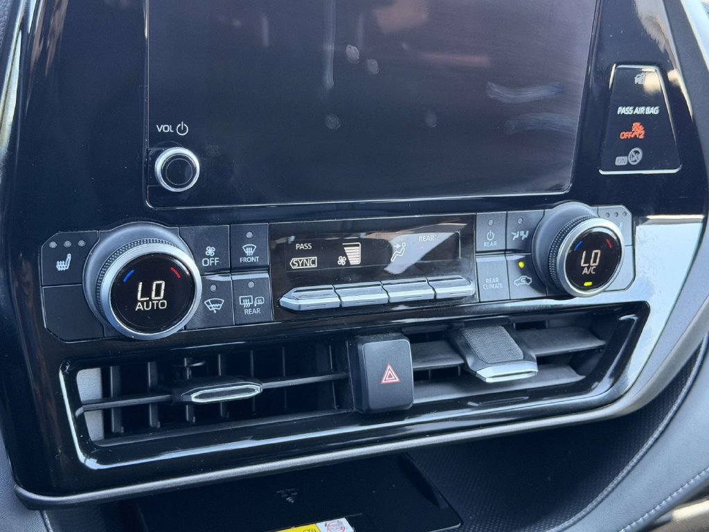 Used 2023 Toyota Highlander XLE FWD image 5