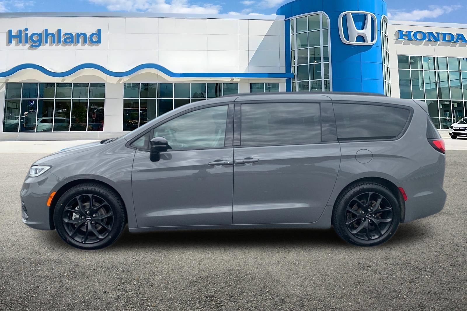 Used 2025 Chrysler Pacifica Limited FWD image 2