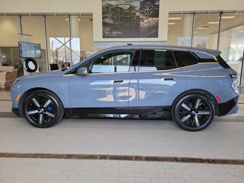 Used 2023 BMW iX xDrive50 w/ Sport Package AWD/4WD image 8