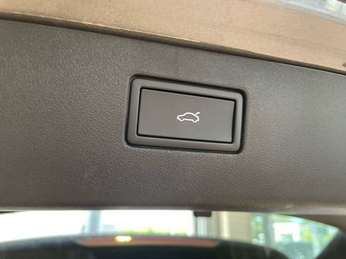 Used 2025 Volkswagen Tiguan SE image 24