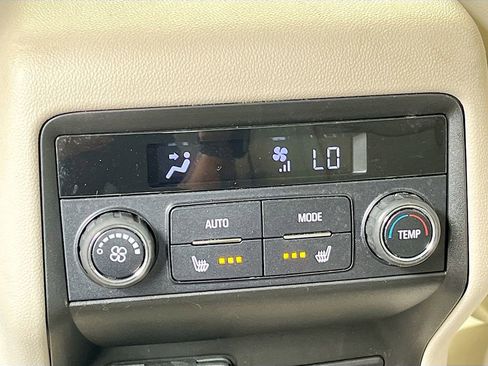 Used 2022 GMC Acadia Denali w/ Denali Ultimate Package FWD image 28
