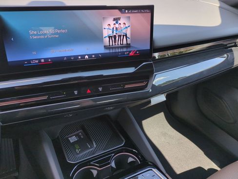 Certified 2026 BMW 530i w/ Premium Package image 28