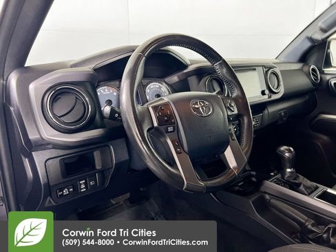 Used 2019 Toyota Tacoma TRD Off-Road w/ Technology Package AWD/4WD image 3