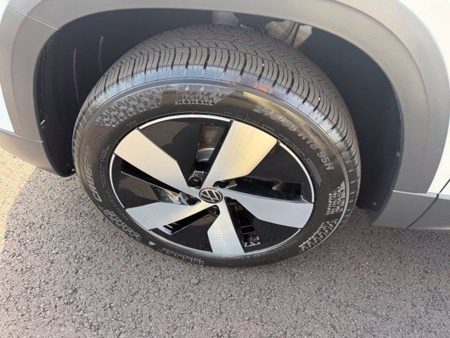 Certified 2025 Volkswagen Taos S AWD/4WD image 28