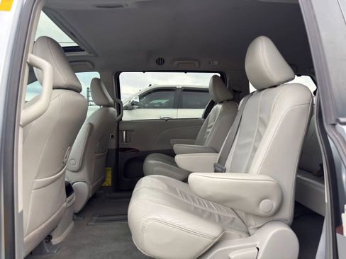 Used 2014 Toyota Sienna XLE image 12