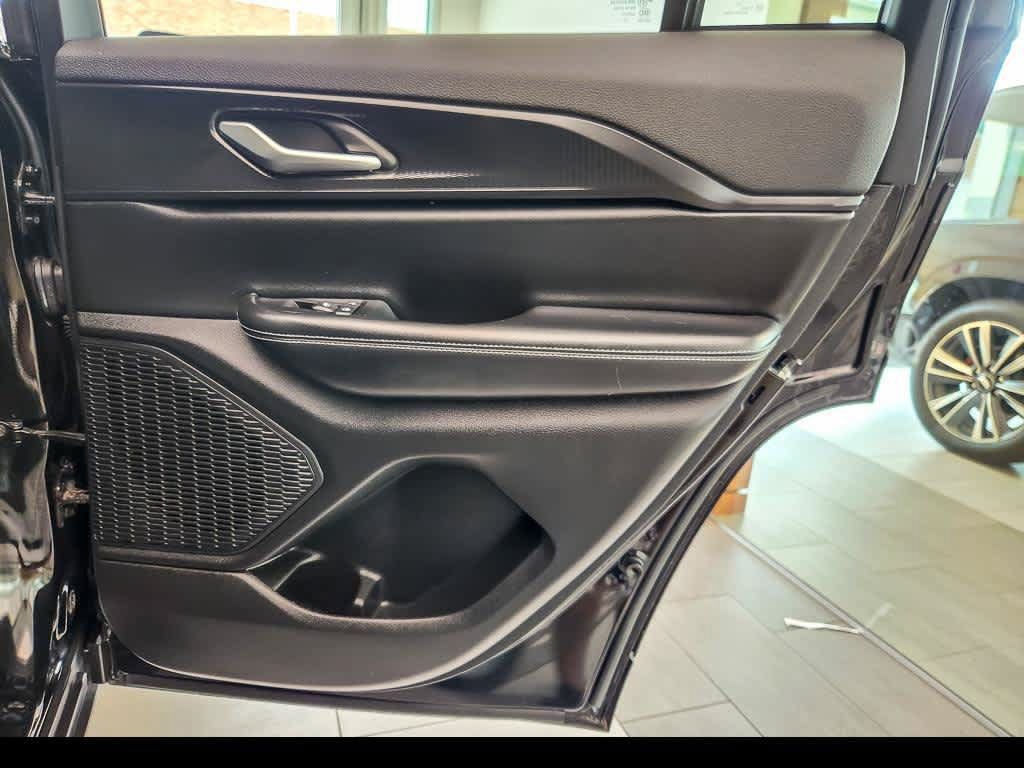 Used 2023 Jeep Grand Cherokee Laredo AWD/4WD image 21
