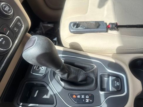 Used 2019 Jeep Cherokee Latitude w/ Popular Appearance Group FWD image 19
