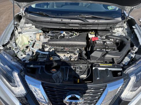 Used 2017 Nissan Rogue SV w/ SV Premium Package image 15