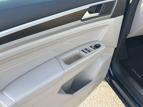 Certified 2022 Volkswagen Atlas SE w/ Black Wheel Package image 9