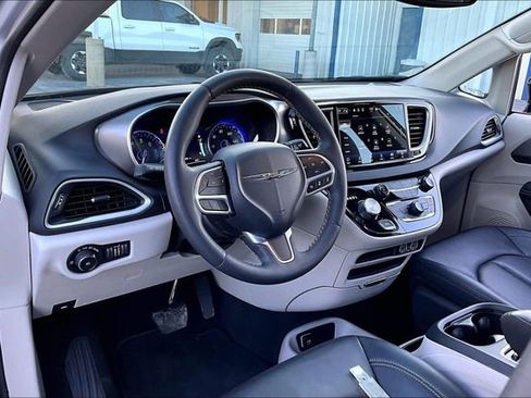 Used 2024 Chrysler Pacifica Touring-L image 17