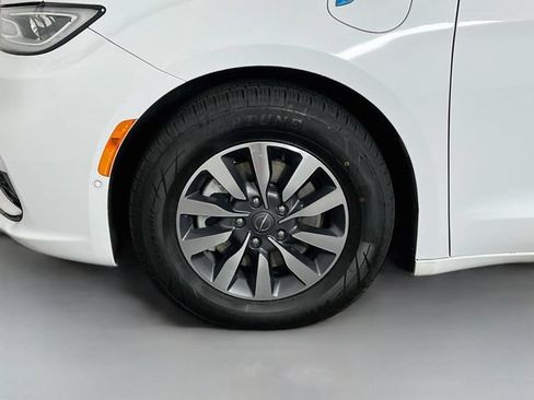 Used 2021 Chrysler Pacifica Touring-L FWD image 28