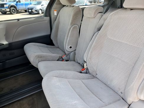 Used 2018 Toyota Sienna LE image 18