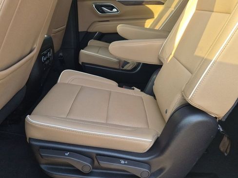 Used 2024 Chevrolet Suburban Premier w/ Premium Package RWD image 8