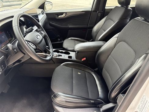 Used 2024 Ford Escape SE image 9