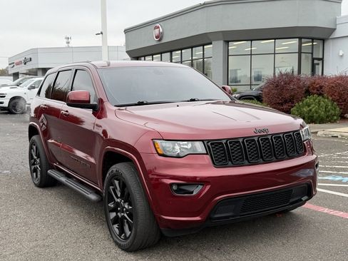 Used 2021 Jeep Grand Cherokee Laredo X image 2