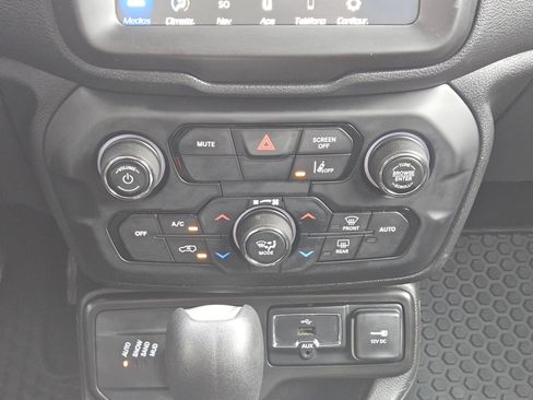 Used 2023 Jeep Renegade Latitude AWD/4WD image 14