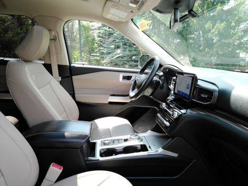 Used 2021 Ford Explorer Limited w/ Equipment Group 301A AWD/4WD image 17