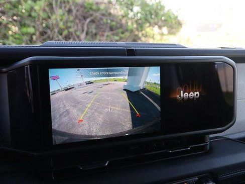 Used 2025 Jeep Wrangler Sahara image 17