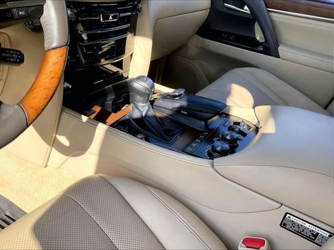 Used 2020 Lexus LX 570 4WD w/ Luxury Package image 19